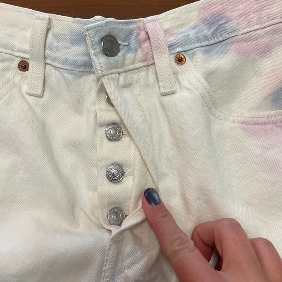 Levi’s 501 White Tie-Dye Cutoff Shorts – Size W28 - Picture 5 of 8